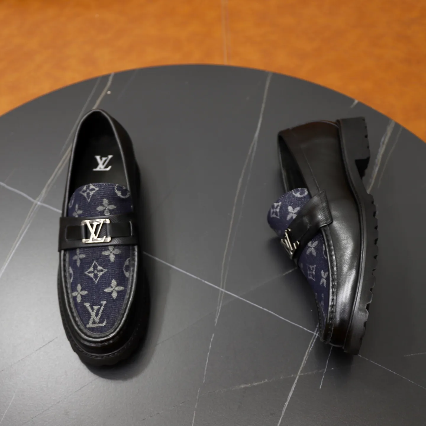 Men's men's shoes💰600💰Louis Vuitton LV men's classic Oxford shoes, men's business formal boutique leather shoes, classic style, almond kernel exquisite toe, ultimate art, the whole shoe is made of imported cow leather (open edge beads), carefully selected, fine pores, excellent gloss, soft texture, strong toughness, durable and not easy to deform, apricot calf leather lining, soft, comfortable, sweat-absorbent and breathable. Foam outsole, original box and dust bag packaging! Size: 38–44 (45/46 customized)
